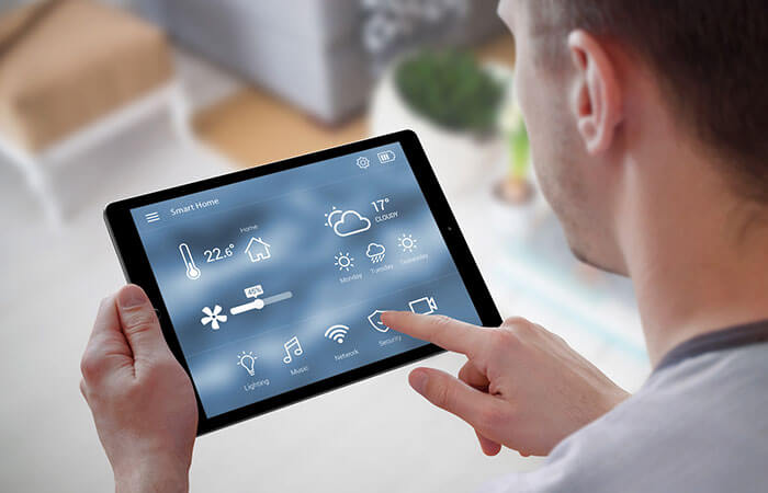 Mann bedient 10-Zoll-Tablet