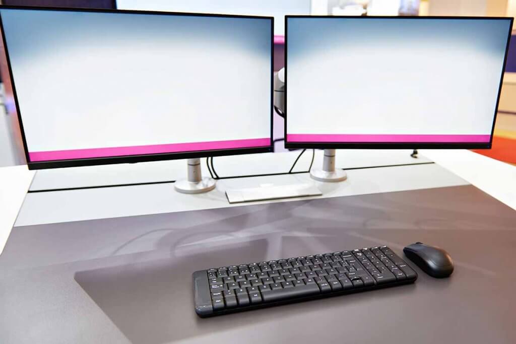 32_zoll_monitor-arbeitsplatz_mit_zwei_monitoren