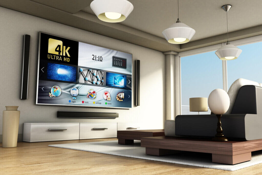 groĂer Fernseher in Wohnzimmer mit dunkler Couch