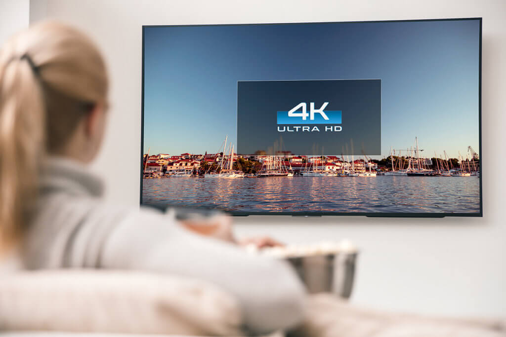 Frau vor Fernseher