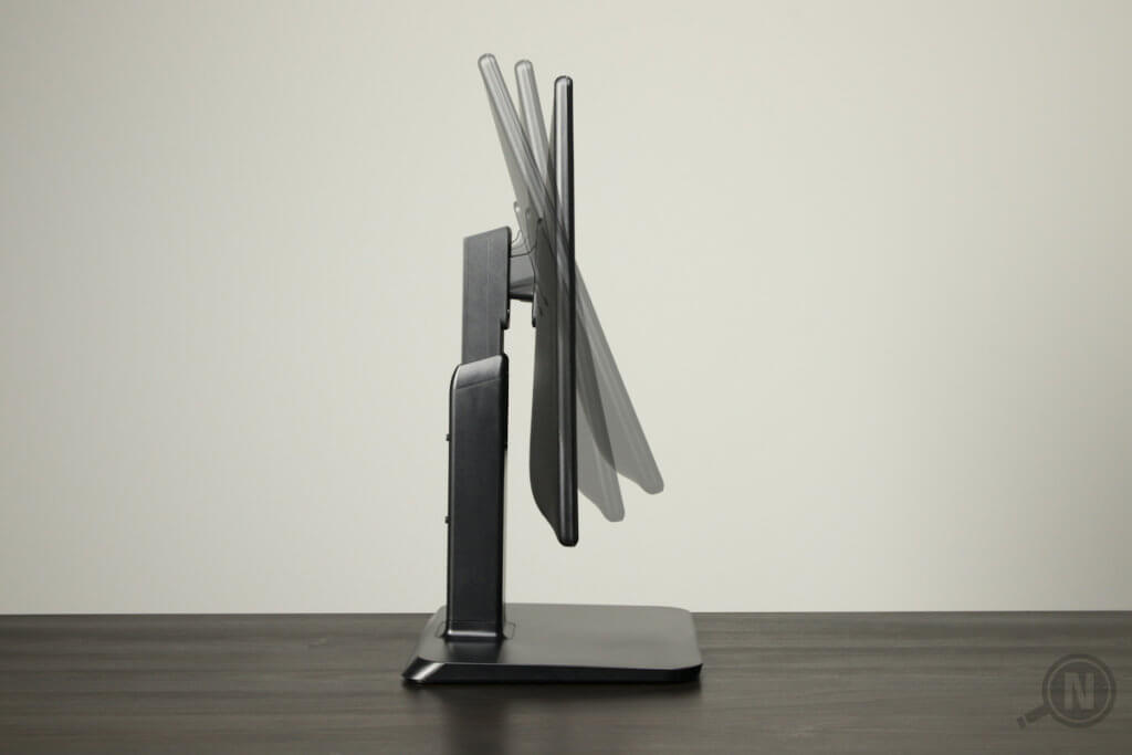 Monitor mit Tiltfunktion. Die senkrechte Einstellung ist normal fotografiert, zwei davon abweichende Neigungswinkel sind als blasse Ăberblendung zu sehen.