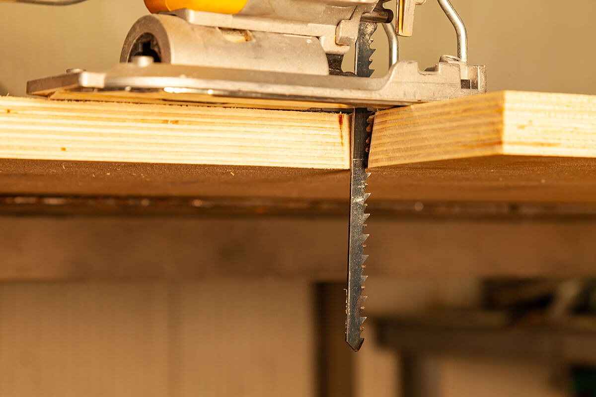 Holzplatte wird geschnitten