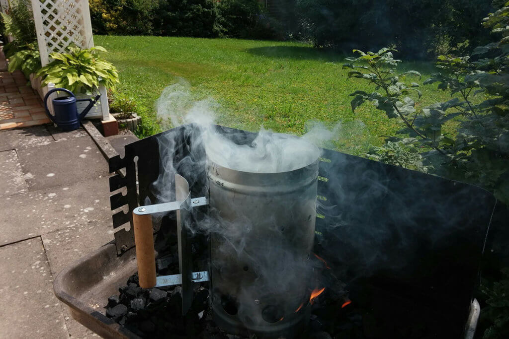 Grill im Garten anzünden