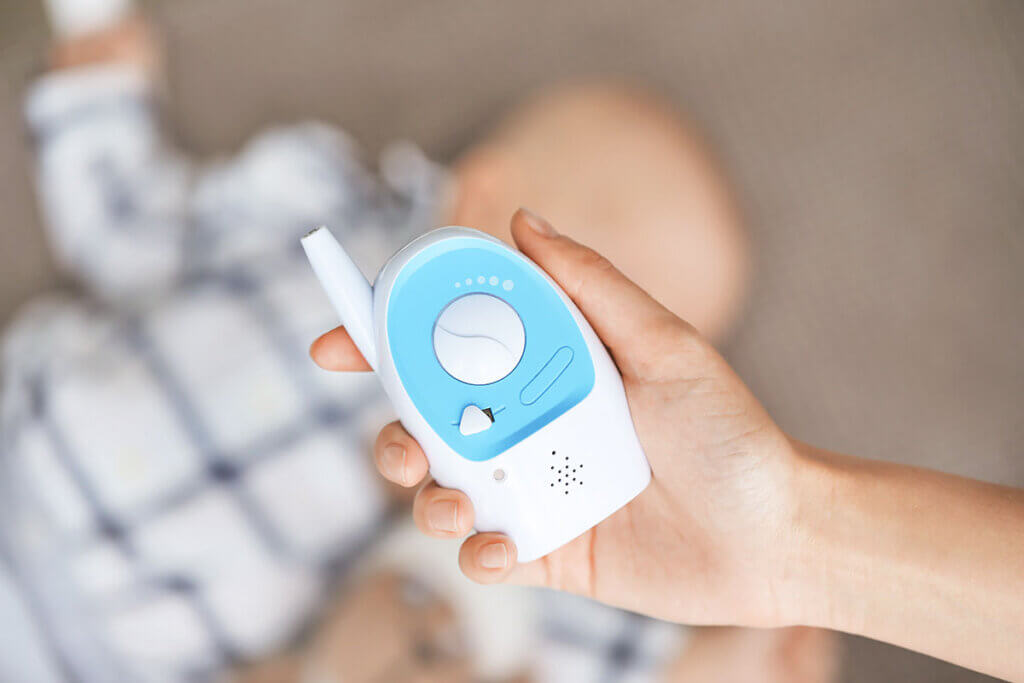 Frau hÀlt Babyphone