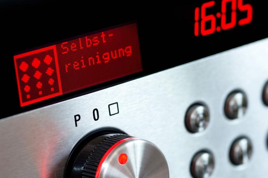 backofen mit dampfgarer close up, stellrad, display,, eingestellte selbstreinigung