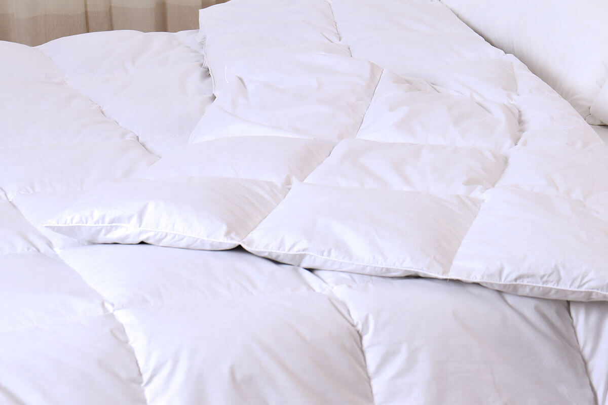Bettdecke liegt auf gemĂŒtlichem Bett