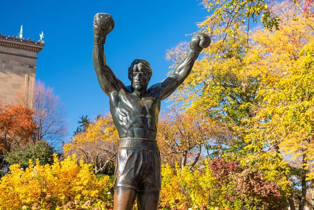 Statue von Rocky balboa mit HerbstbÀumen im Hintergrund
