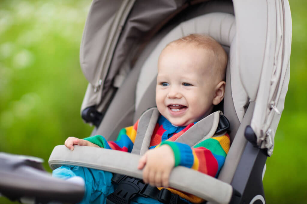 Baby freut sich in Buggy