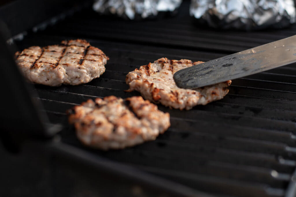 Patties werden gegrillt