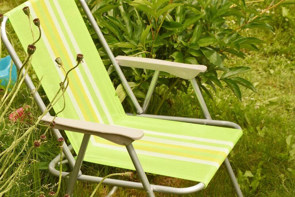 Ein Klappstuhl im Garten.