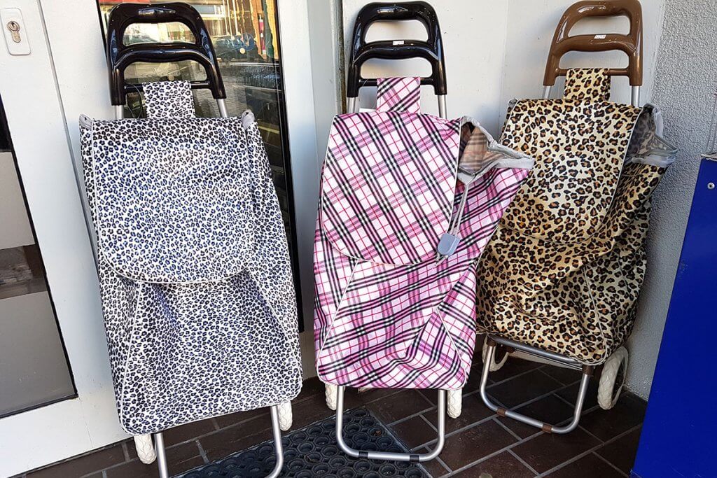 Drei unterschiedlich gemusterte EInkaufstrolleys nebeneinander.