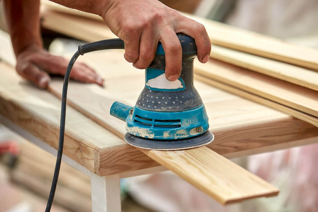 Exzenterschleifer Holz wird abgeschleift