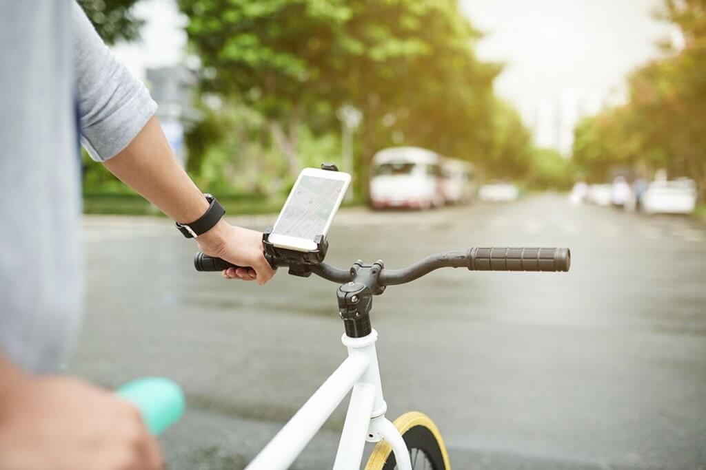 fahrrad mit befestigtem smartphone