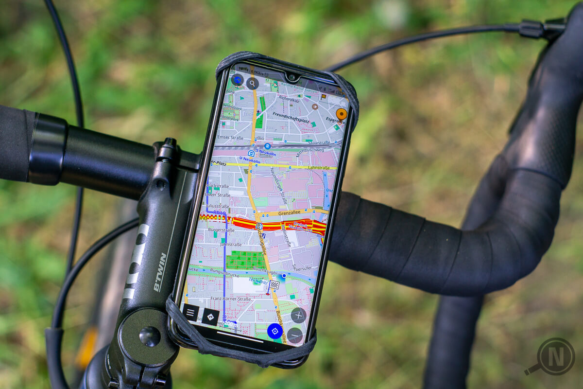 smartphone in fahrrad-smartphone-halterung am lenker