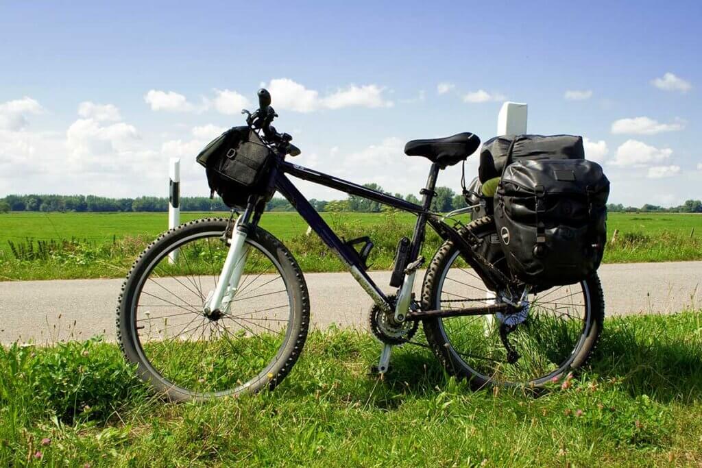 Fahrrad mit Fahrradtaschen geparkt am Strassenrand