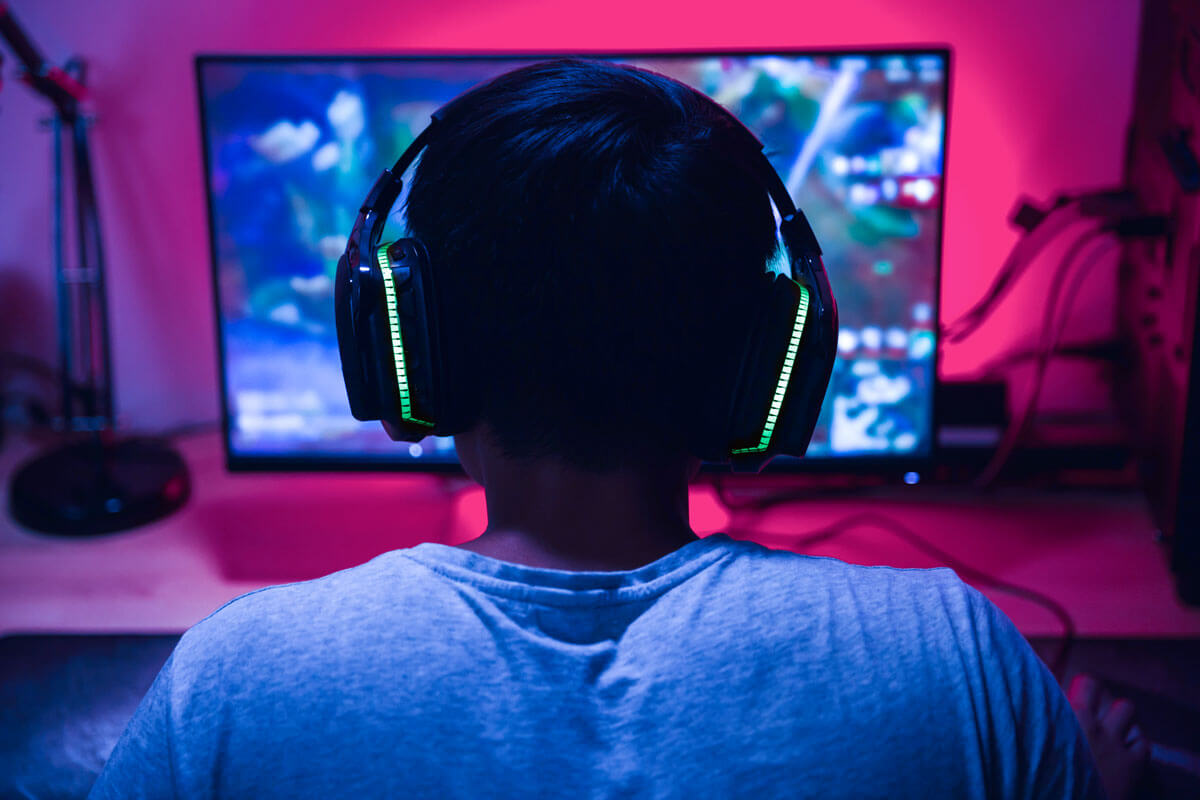 Jugendlicher trÀgt Headset mit Beleuchtung