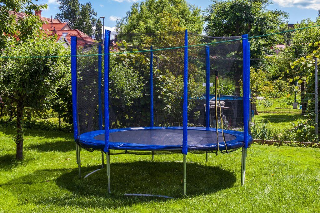 trampolin gartentrampolin schutznetz gitter umzäunung