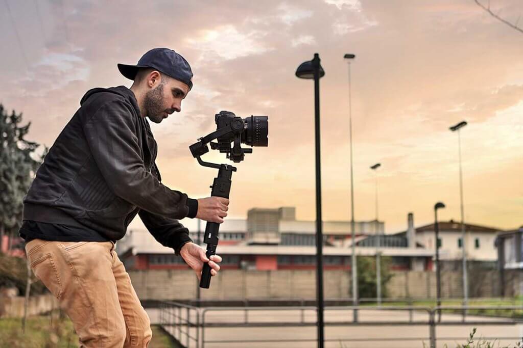 Mann haelt Gimbal