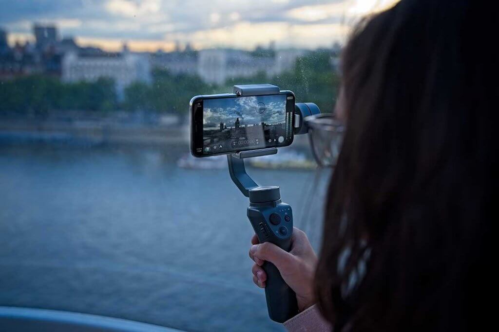 Frau haelt Gimbal