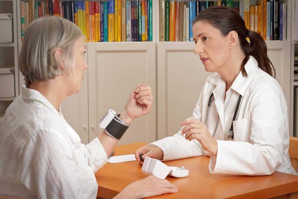 aertztin redet_mit_patientin_mit_messgeraet
