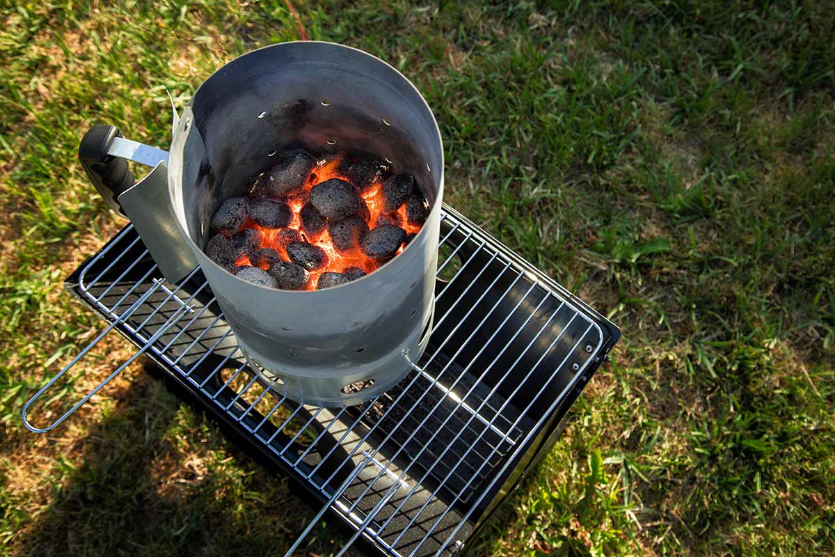 Anzuendekamin steht auf Grill