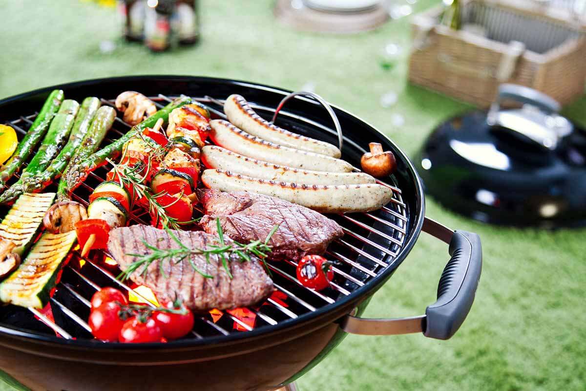 Holzkohlegrill Fleisch und Gemüse auf Kugelgrill