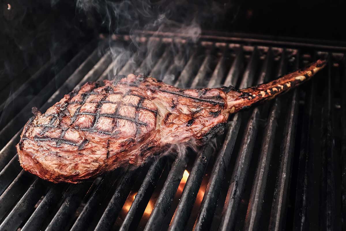 Steak auf Holzkohlegrill