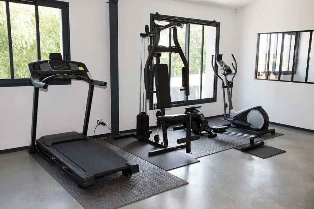 drei Fitnessgeraete nebeneinander