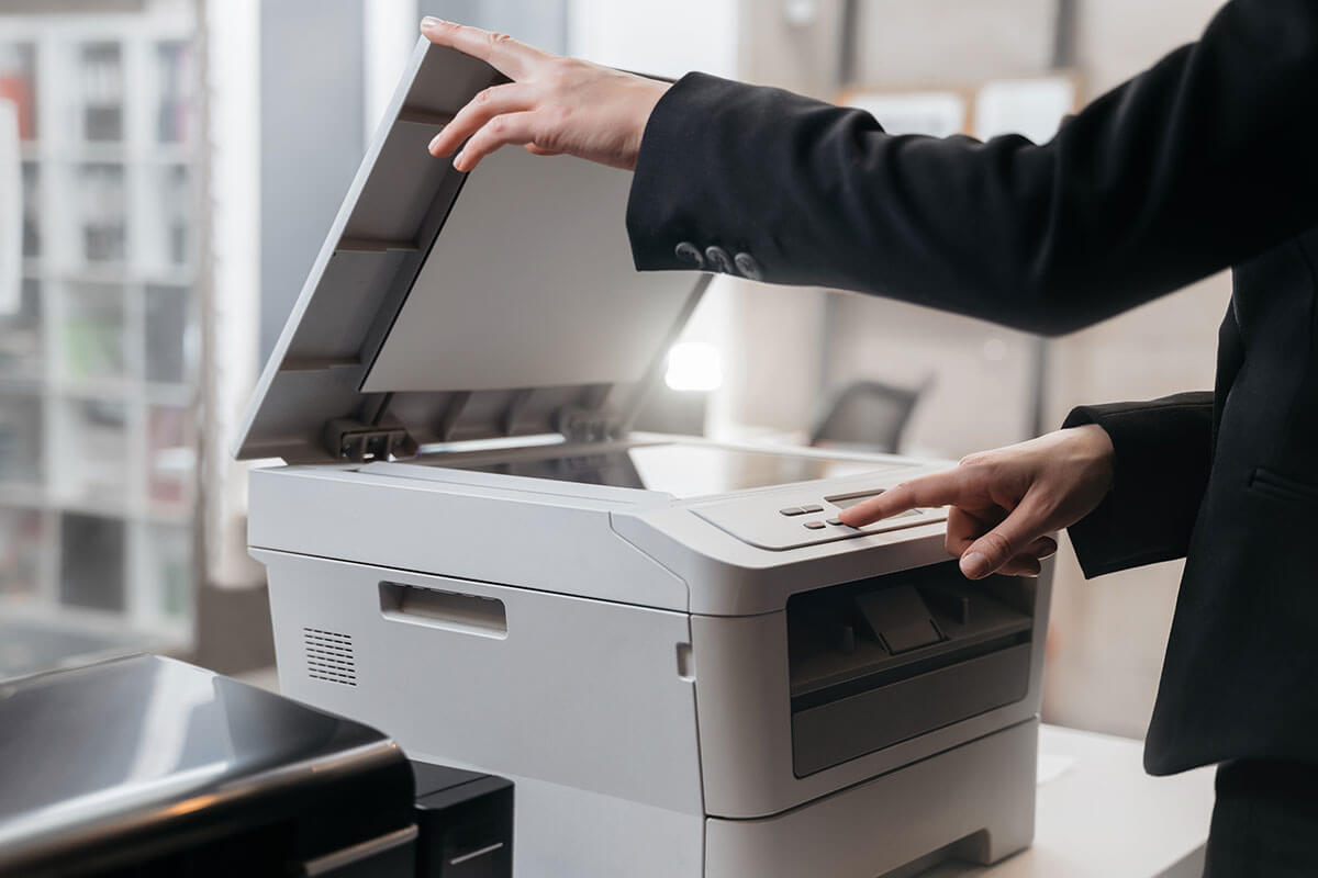 Mann benutzt Scanner im Buero