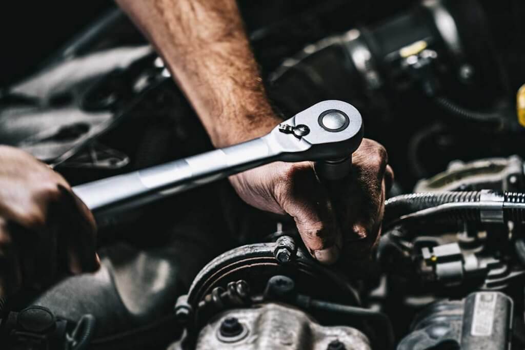 Nahaufnahme von Reparaturarbeiten in einem Motor