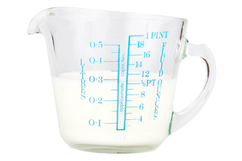 Messbecher mit Milch