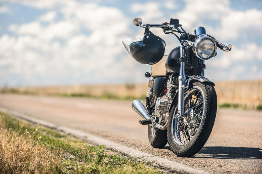 Motorrad auf einer LandstraĂe
