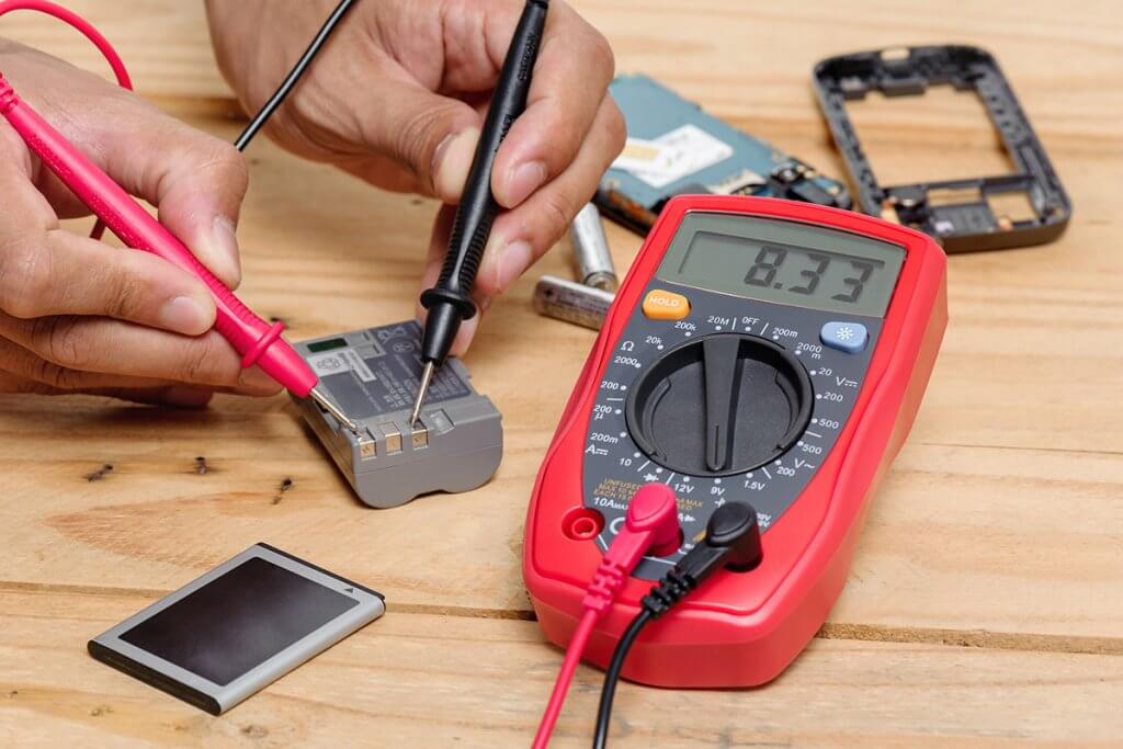 Multimeter Akku wird geprueft