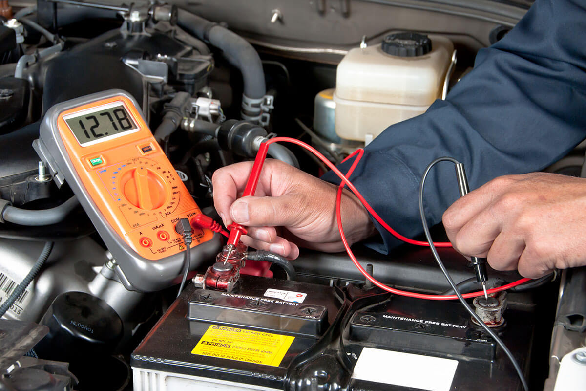 Autobatterie wird geprueft