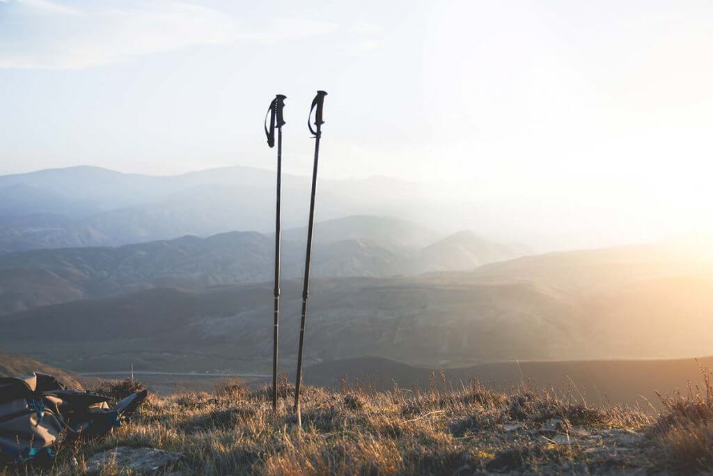 Nordic-Walking-Stoecke auf Berg in der Natur