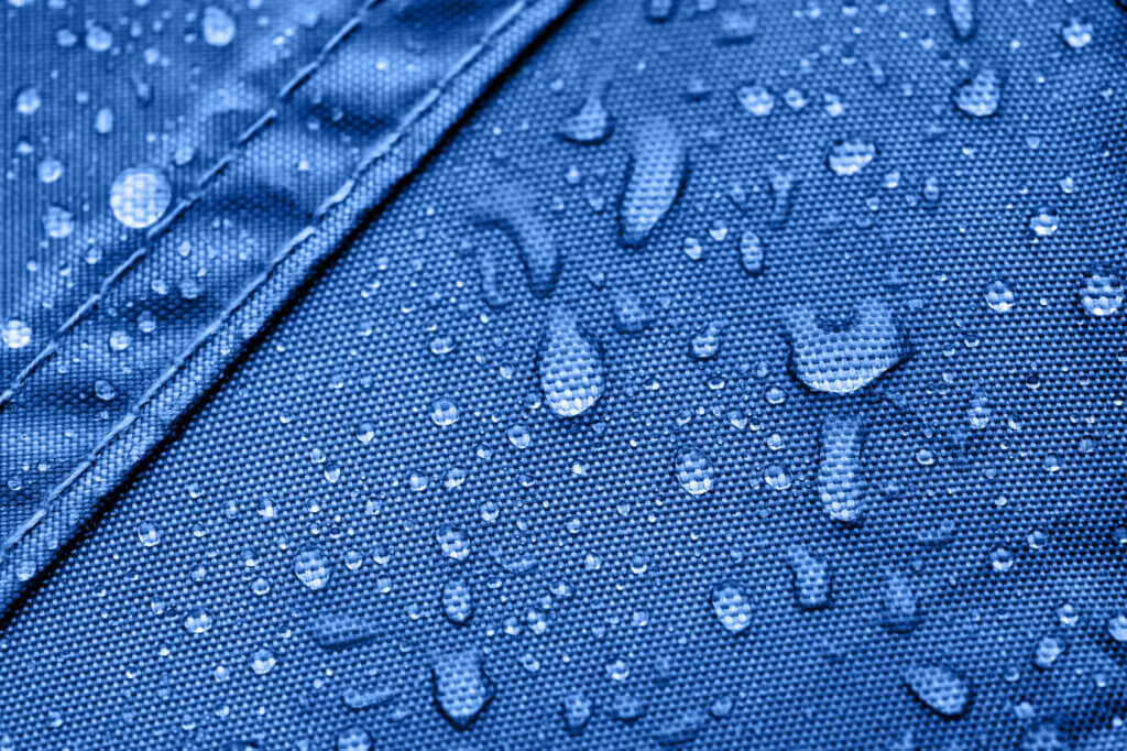 Pavillonmaterial weiĂt Wasser ab