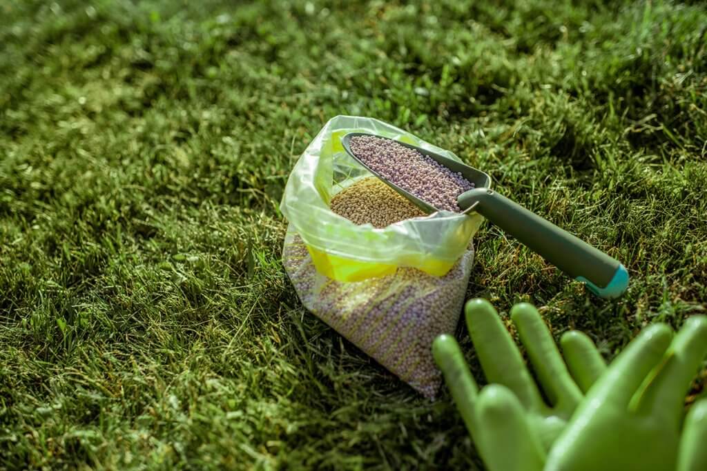 Rasenduenger Granulat in Plastiktuete
