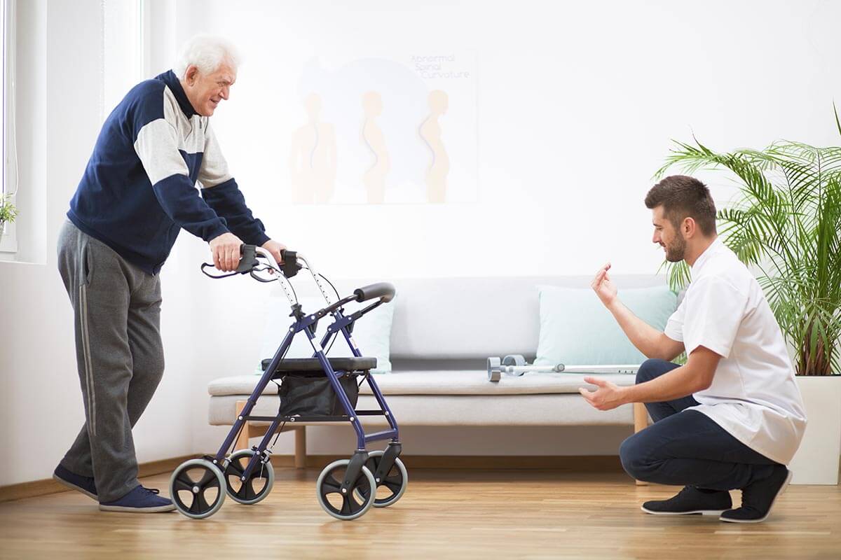 Senior ĂŒbt gehen mit Rollator