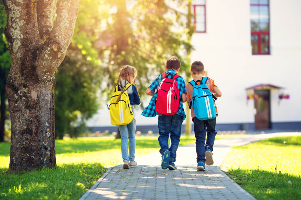 3 Kinder mit SchulrucksÀcken