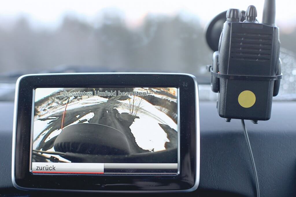 angebaute rueckfahrkamera an autoscheibe