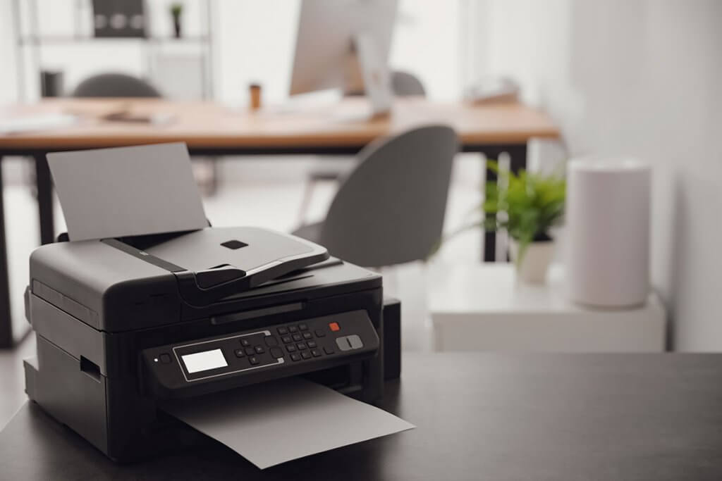 schwarz-weiss-laserdrucker-im-buero
