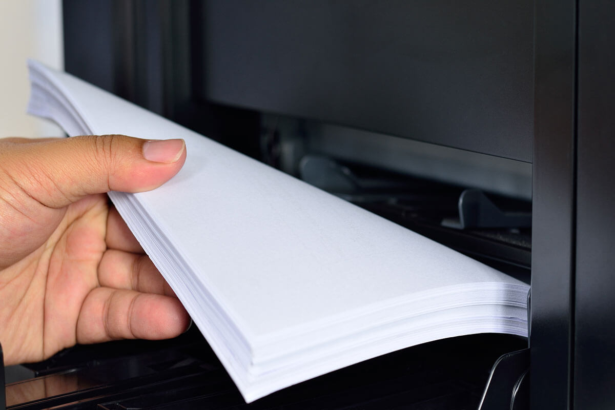 papier-wird-in-drucker-eingelegt