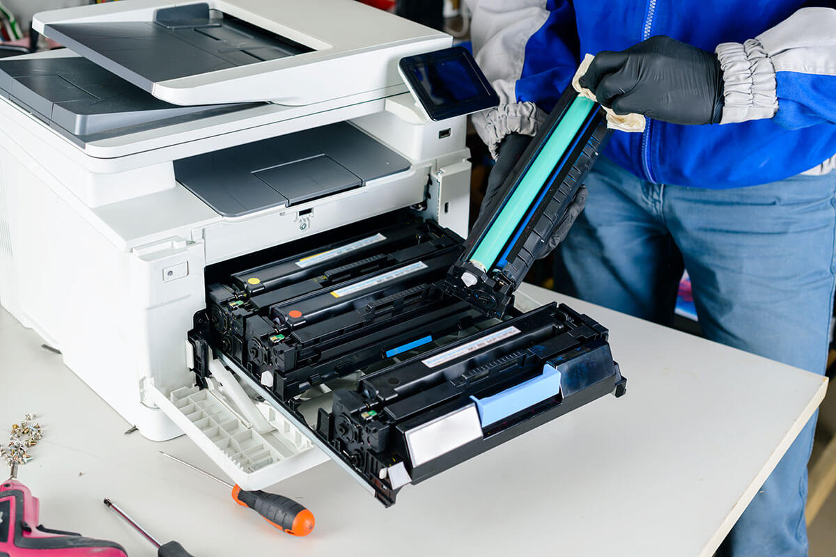 laserdrucker-toner-wird-ausgestauscht