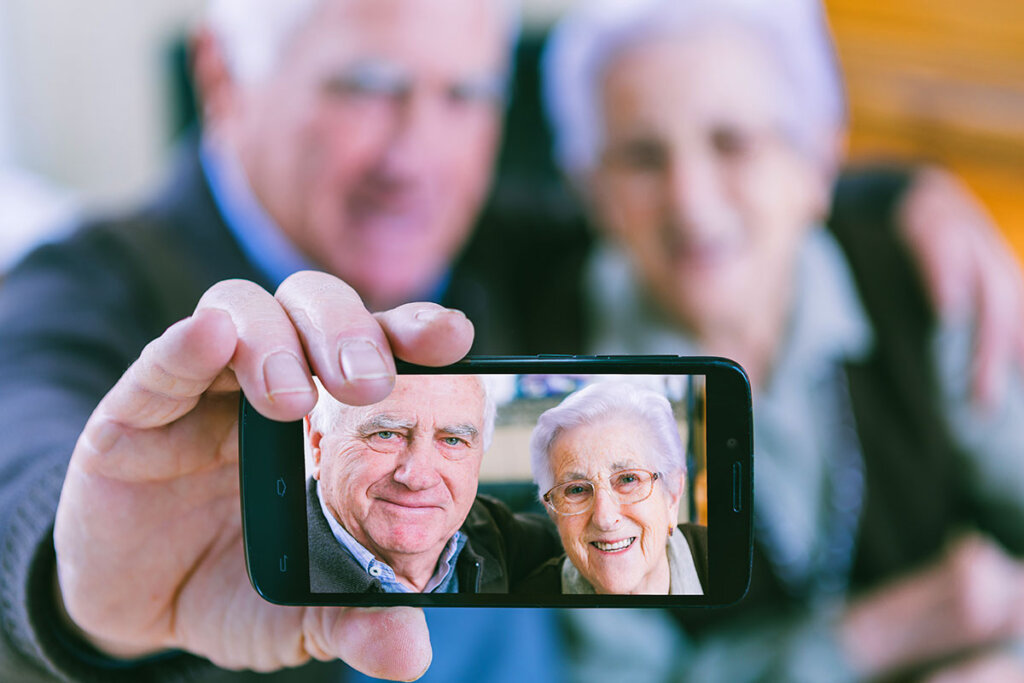 Ă€lteres Paar macht Selfie mit Smartphone