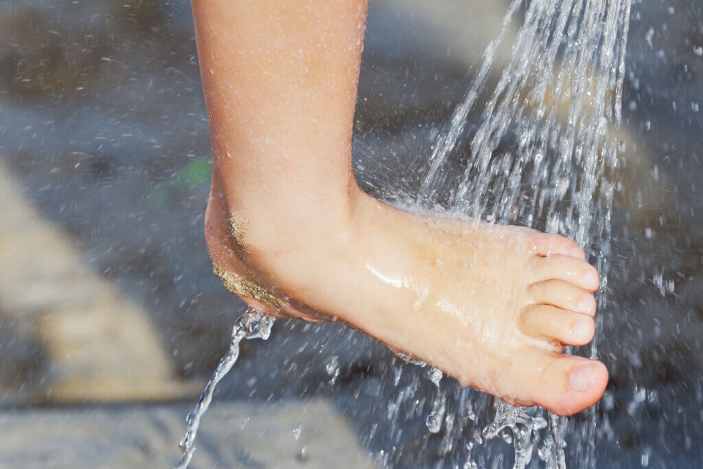 FuĂ wird unter Dusche gewaschen