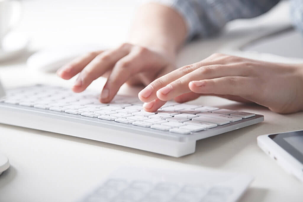 HĂ€nde tippen auf weiĂer Tastatur