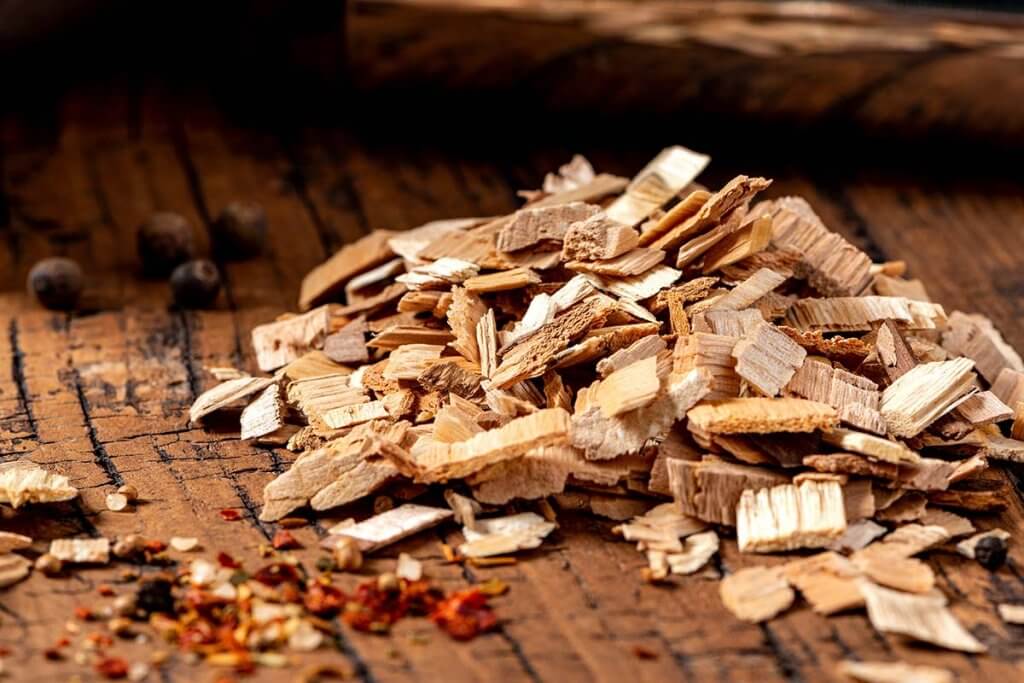 holzchips fuer grill mit gewuerzen