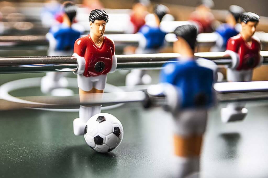 Nahaufnahme von Kickerfiguren auf Tisch